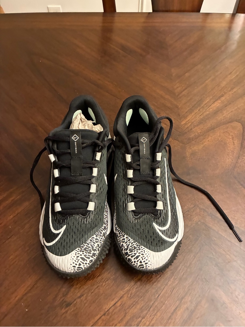 Nike Women's Alpha Huarache Elite 4 Softball Turf Shoes SZ 7 Black | White New
